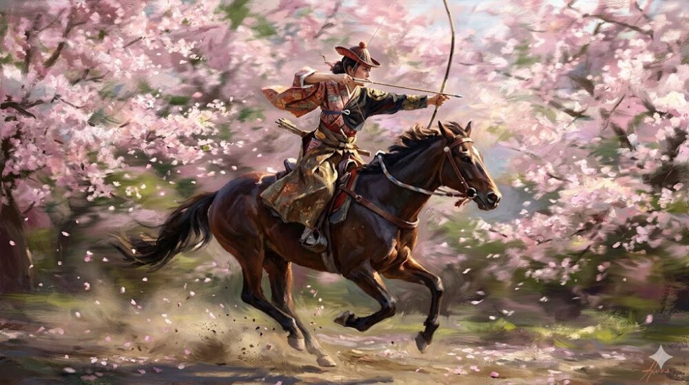 伝統装束を纏った女性が疾走する馬の上から弓を射る、背景には満開の桜